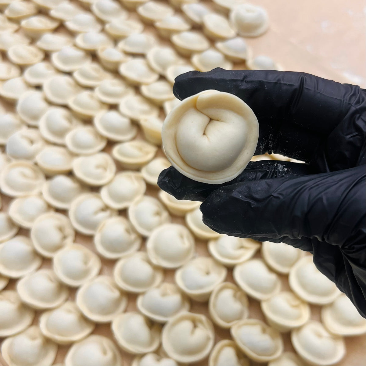 Handgemachte Pelmeni mit Rind- und Schweinefleisch