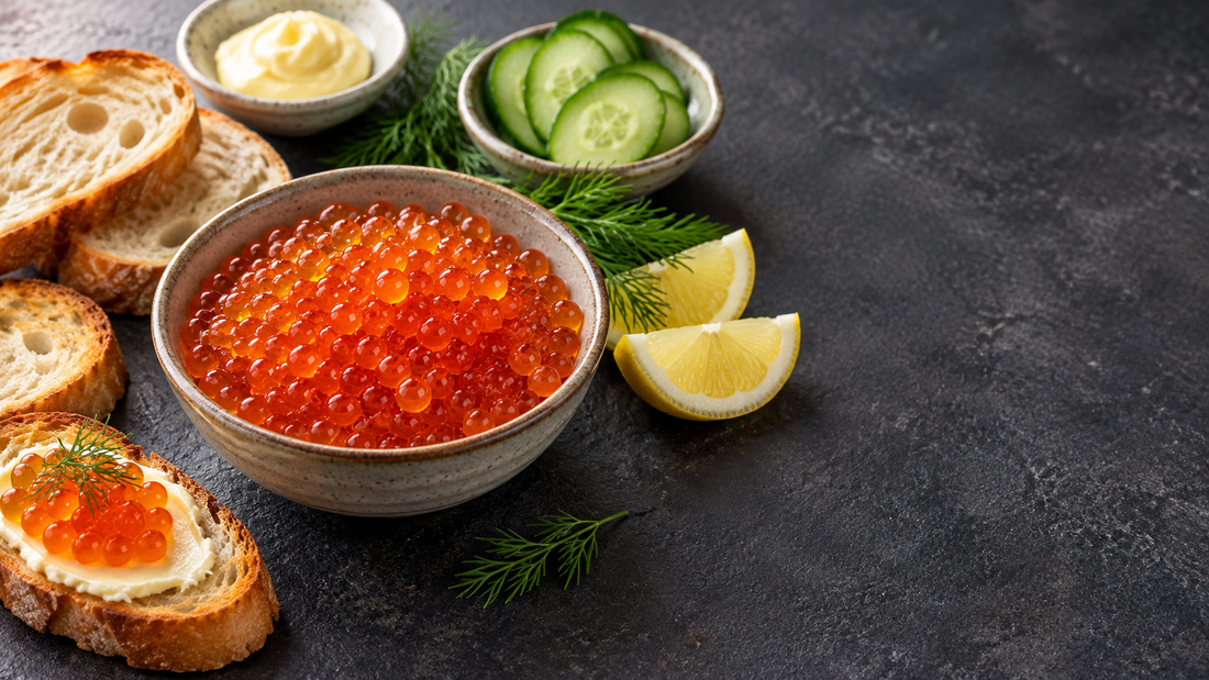Kaviar mit Brot und milden Beilagen auf einer Servierplatte