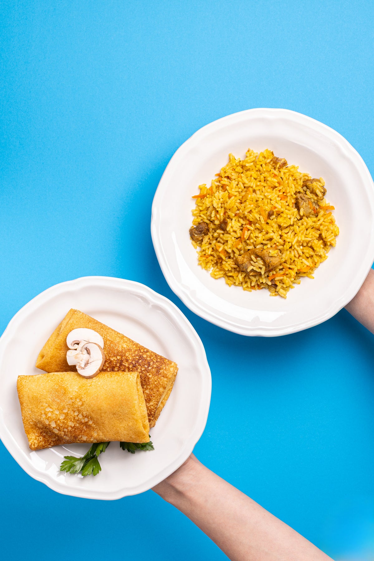 Handgemachte Blinis mit Hähnchen und Pilzen