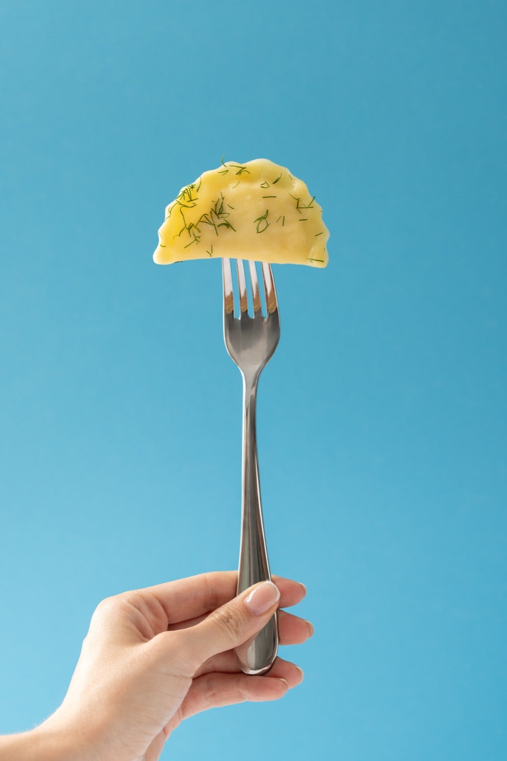Handgemachte Wareniki mit Kartoffeln und Zwiebeln